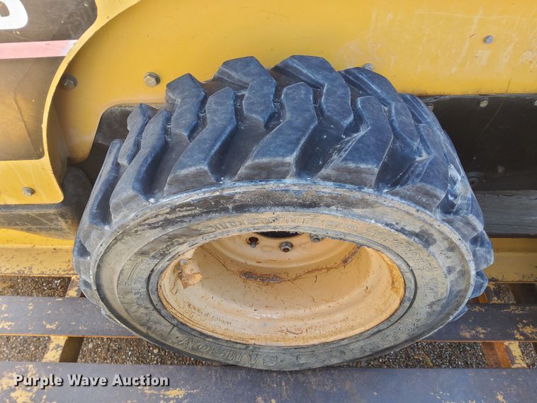 image for item DN6898 2004 Caterpillar 226B  skid steer loader