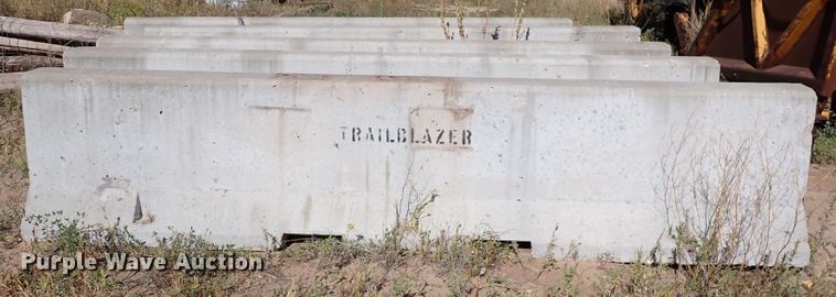 image for item DN6900 (11) F3 concrete barriers