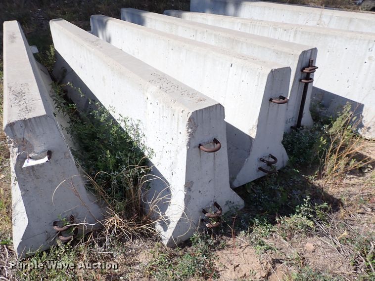 image for item DN6900 (11) F3 concrete barriers