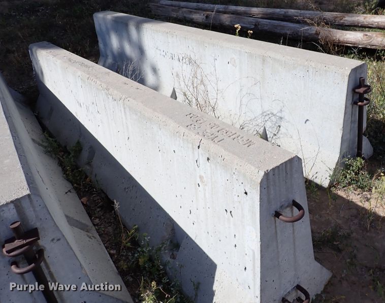 image for item DN6900 (11) F3 concrete barriers