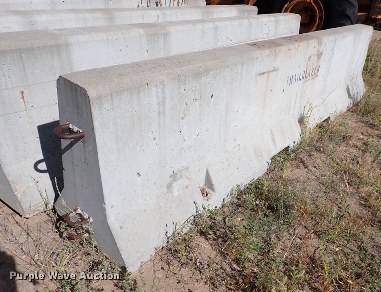 image for item DN6900 (11) F3 concrete barriers