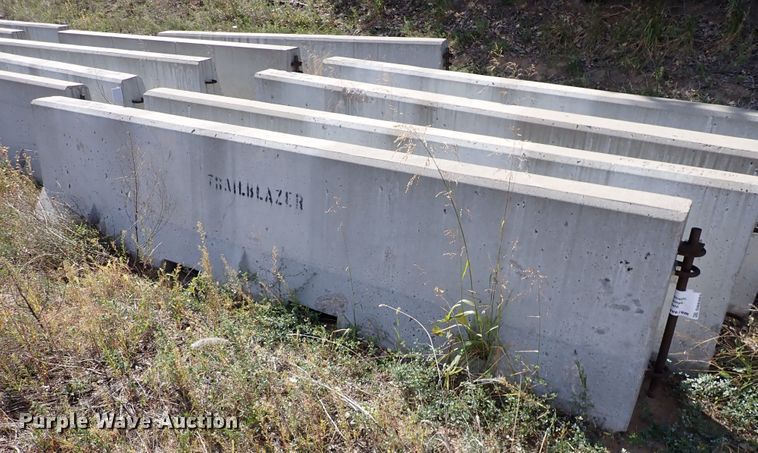 image for item DN6901 (13) F3 concrete barriers