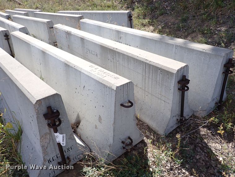 image for item DN6901 (13) F3 concrete barriers