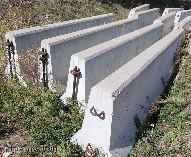 image for item DN6901 (13) F3 concrete barriers