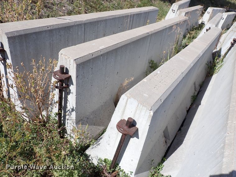 image for item DN6901 (13) F3 concrete barriers