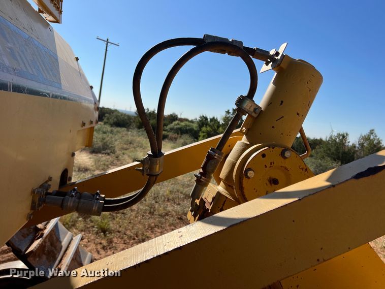 image for item DO8816 2005 Caterpillar D6R XL Series II  dozer