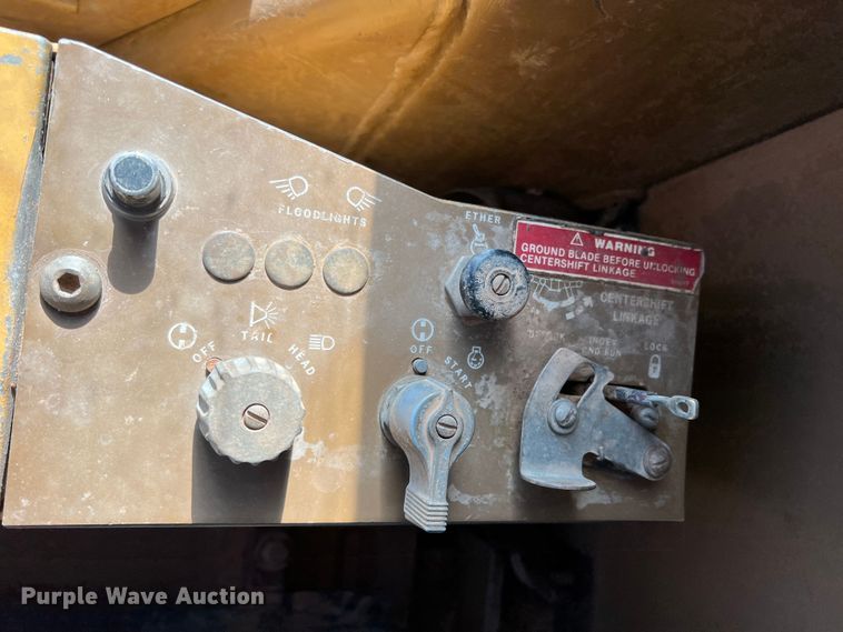 image for item DO8818 1983 Caterpillar 120G  motor grader