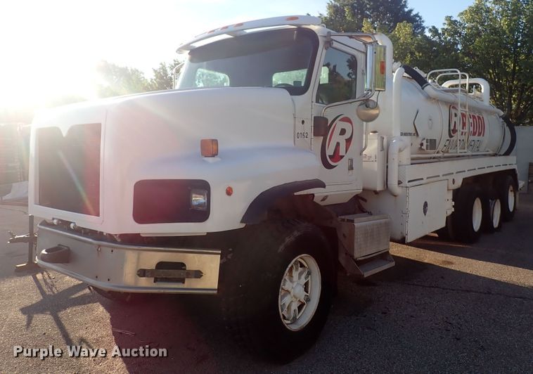 image for item DQ2971 2000 International 5000  vacuum truck