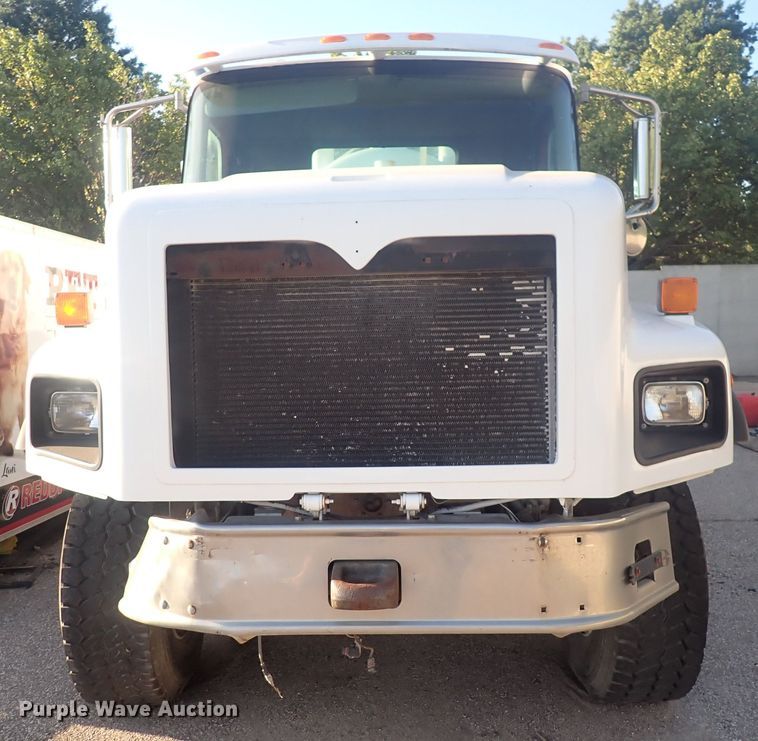 image for item DQ2971 2000 International 5000  vacuum truck