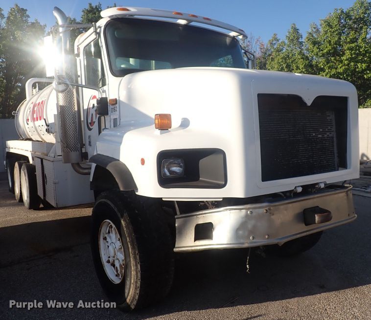 image for item DQ2971 2000 International 5000  vacuum truck