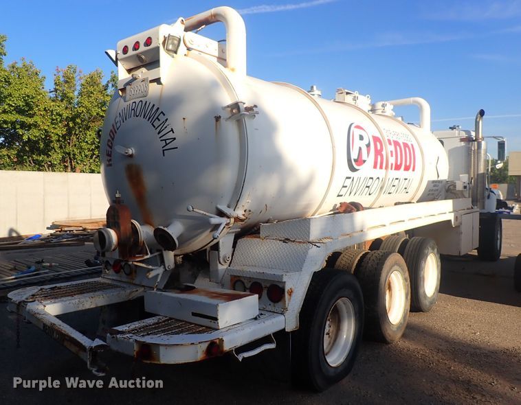 image for item DQ2971 2000 International 5000  vacuum truck