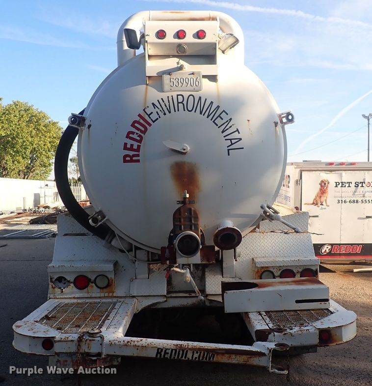 image for item DQ2971 2000 International 5000  vacuum truck