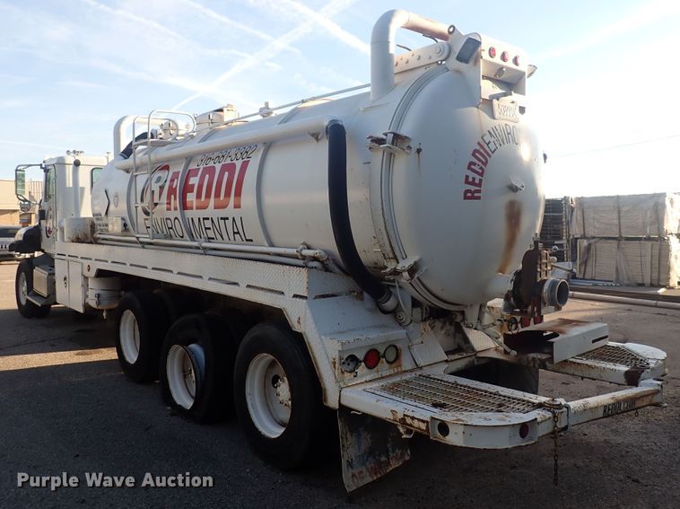 image for item DQ2971 2000 International 5000  vacuum truck