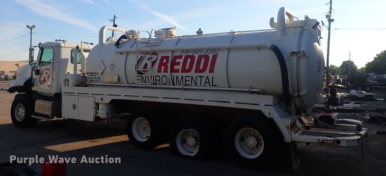 image for item DQ2971 2000 International 5000  vacuum truck