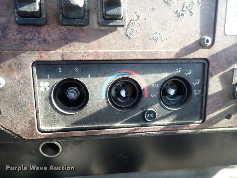 image for item DQ2971 2000 International 5000  vacuum truck