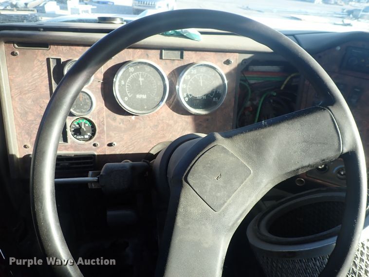 image for item DQ2971 2000 International 5000  vacuum truck