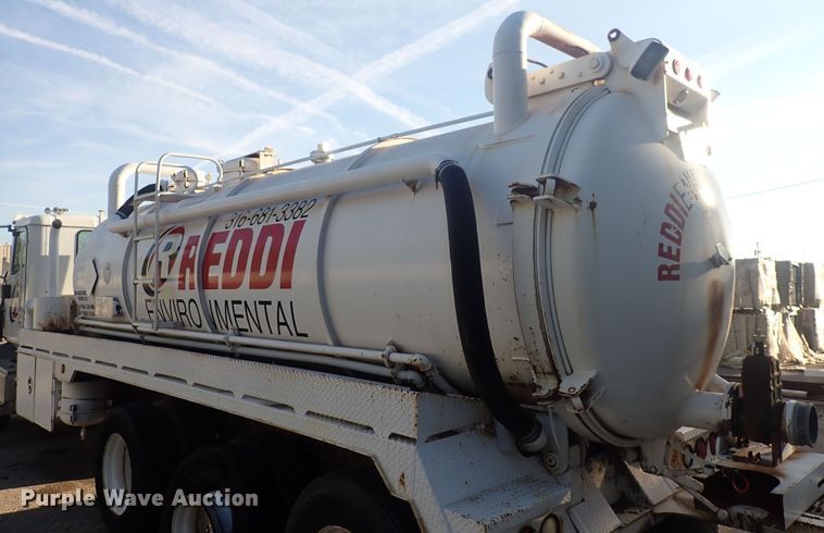 image for item DQ2971 2000 International 5000  vacuum truck