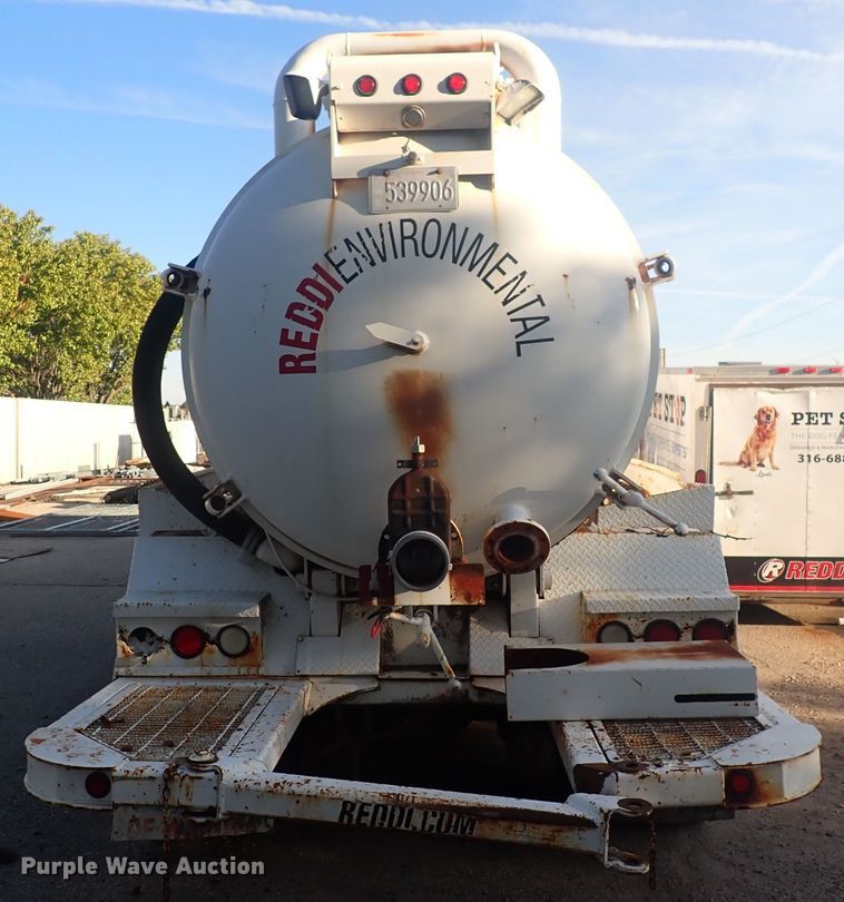 image for item DQ2971 2000 International 5000  vacuum truck