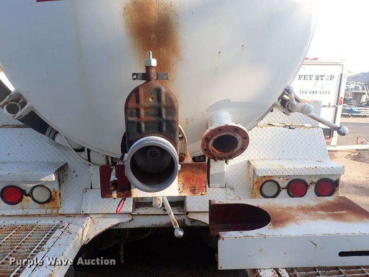 image for item DQ2971 2000 International 5000  vacuum truck