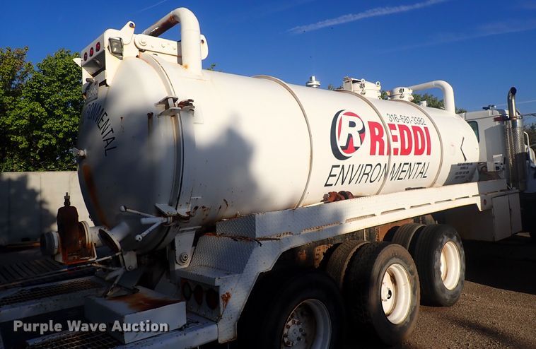 image for item DQ2971 2000 International 5000  vacuum truck