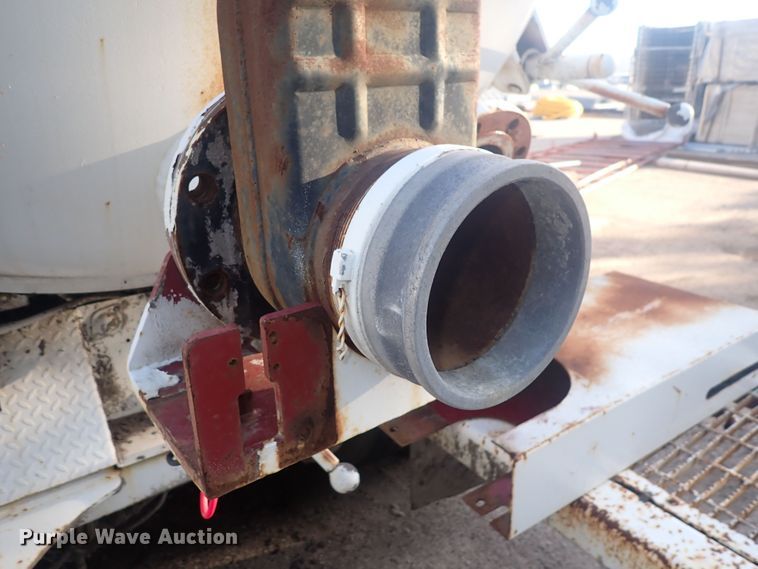 image for item DQ2971 2000 International 5000  vacuum truck