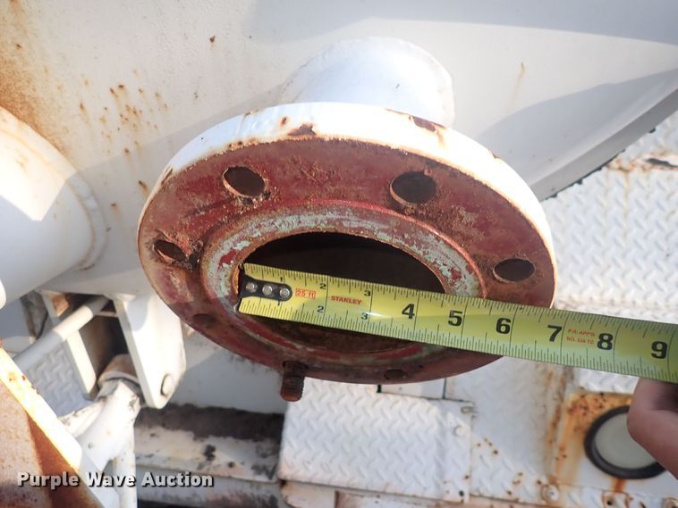 image for item DQ2971 2000 International 5000  vacuum truck