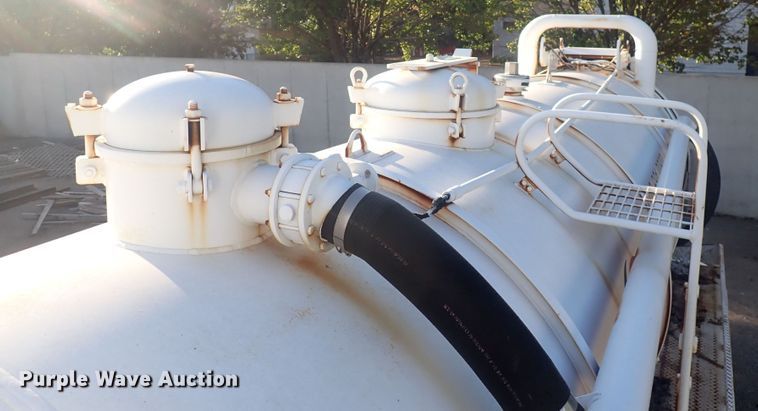 image for item DQ2971 2000 International 5000  vacuum truck