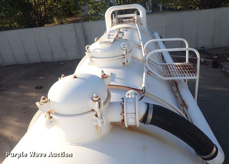 image for item DQ2971 2000 International 5000  vacuum truck