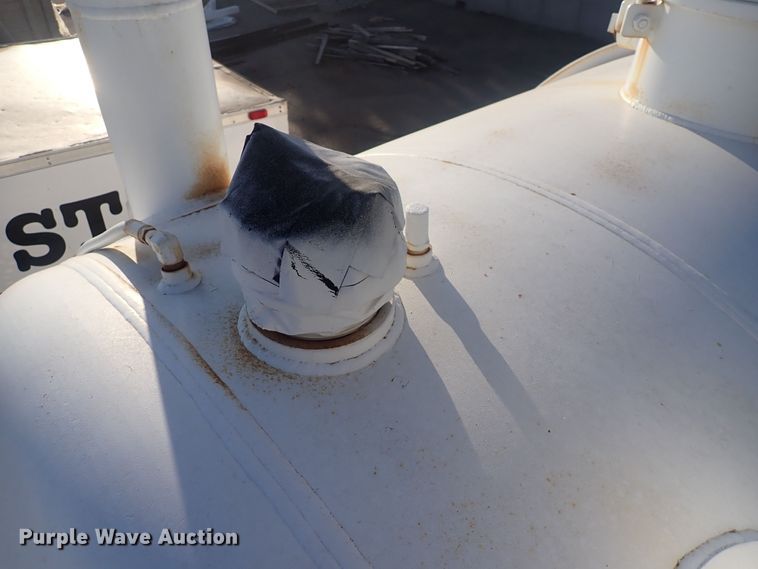 image for item DQ2971 2000 International 5000  vacuum truck