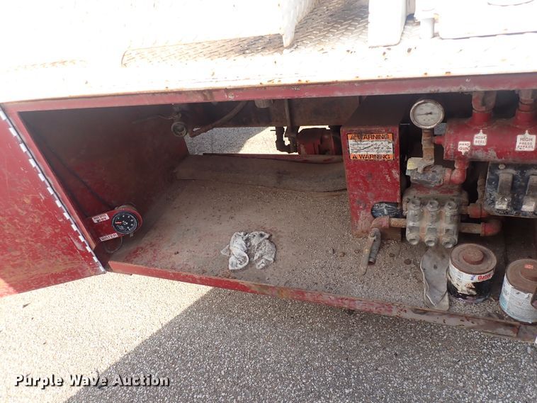 image for item DQ2971 2000 International 5000  vacuum truck