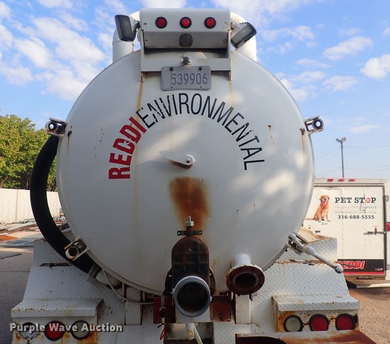 image for item DQ2971 2000 International 5000  vacuum truck