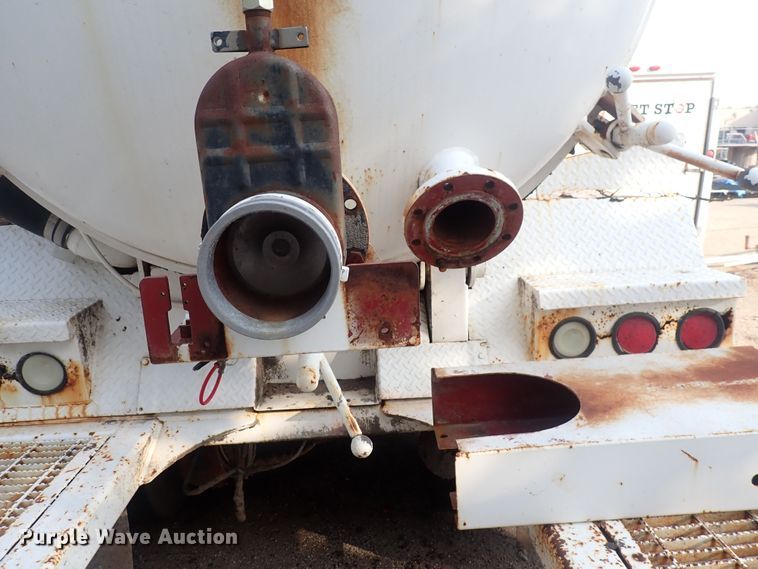 image for item DQ2971 2000 International 5000  vacuum truck