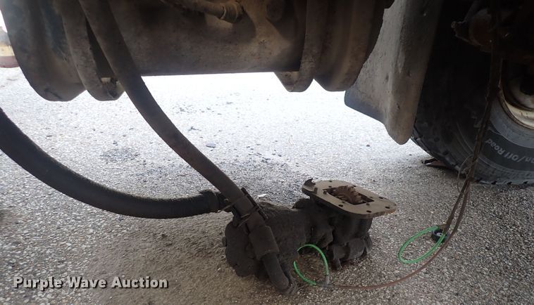 image for item DQ2971 2000 International 5000  vacuum truck