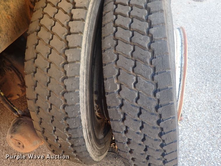 image for item DQ2971 2000 International 5000  vacuum truck