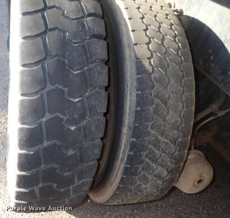 image for item DQ2971 2000 International 5000  vacuum truck