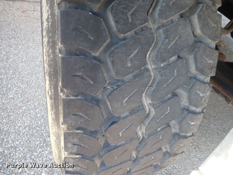 image for item DQ2971 2000 International 5000  vacuum truck