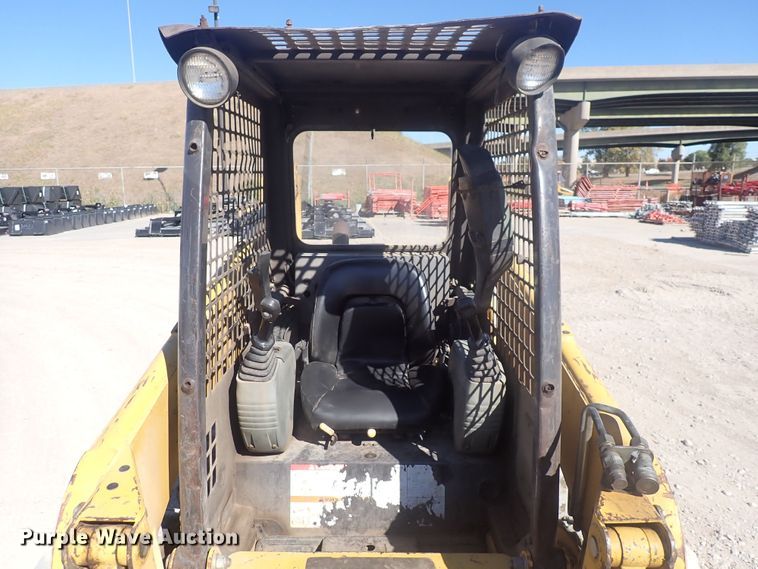 image for item DQ3047 2005 Komatsu 1020T  skid steer loader