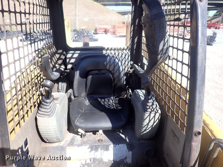 image for item DQ3047 2005 Komatsu 1020T  skid steer loader