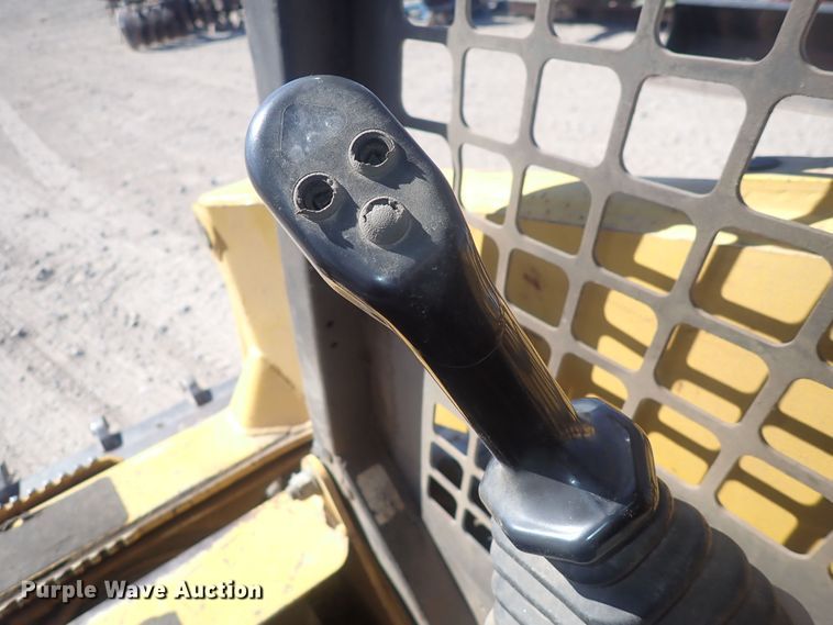 image for item DQ3047 2005 Komatsu 1020T  skid steer loader