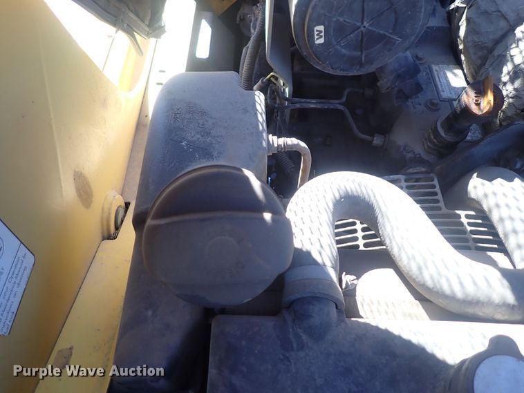 image for item DQ3047 2005 Komatsu 1020T  skid steer loader