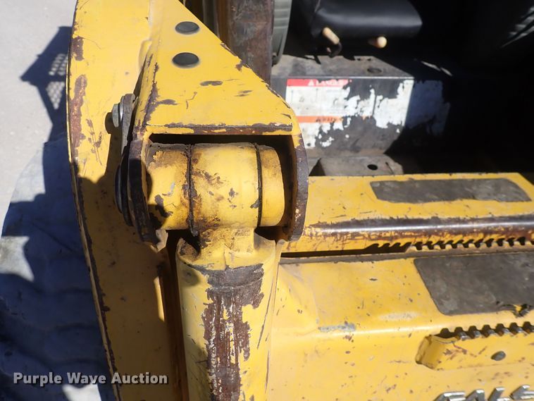 image for item DQ3047 2005 Komatsu 1020T  skid steer loader