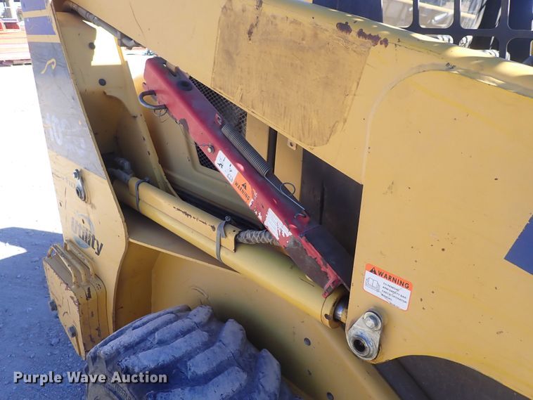 image for item DQ3047 2005 Komatsu 1020T  skid steer loader