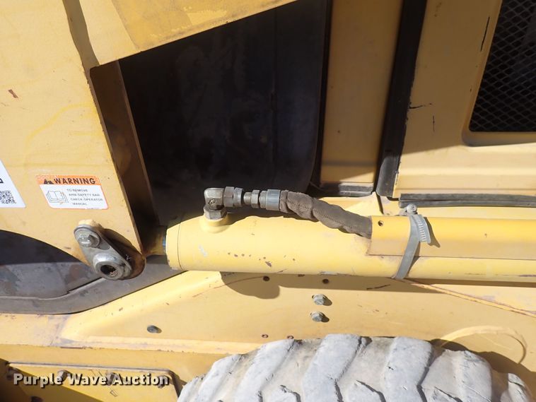 image for item DQ3047 2005 Komatsu 1020T  skid steer loader