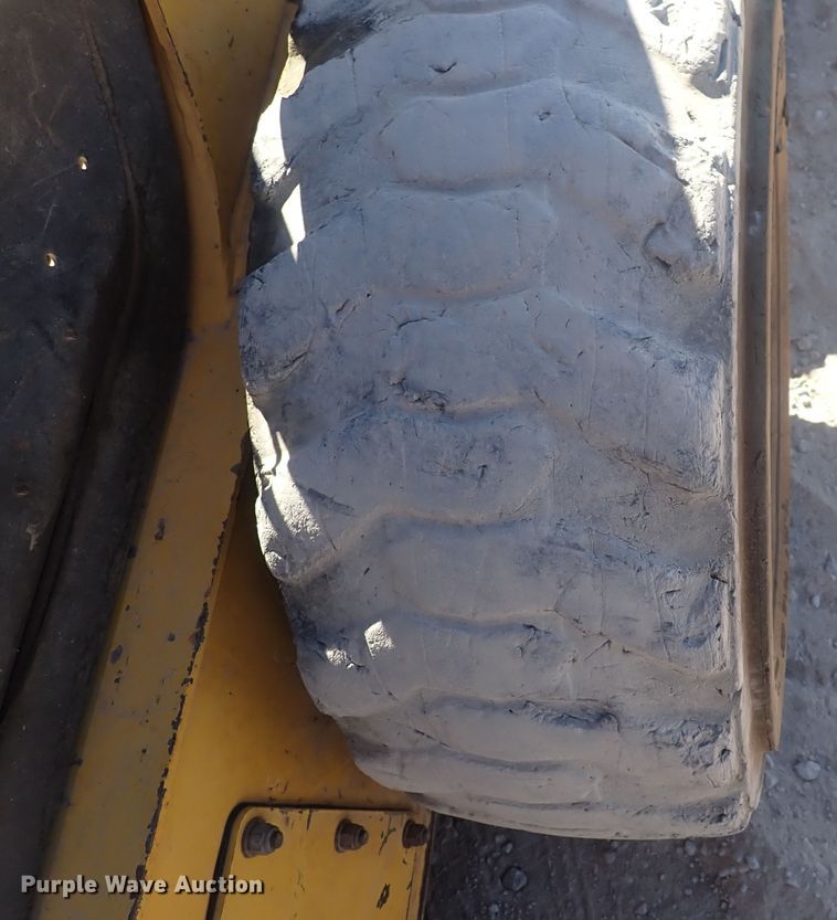 image for item DQ3047 2005 Komatsu 1020T  skid steer loader