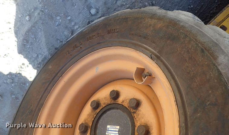 image for item DQ3047 2005 Komatsu 1020T  skid steer loader