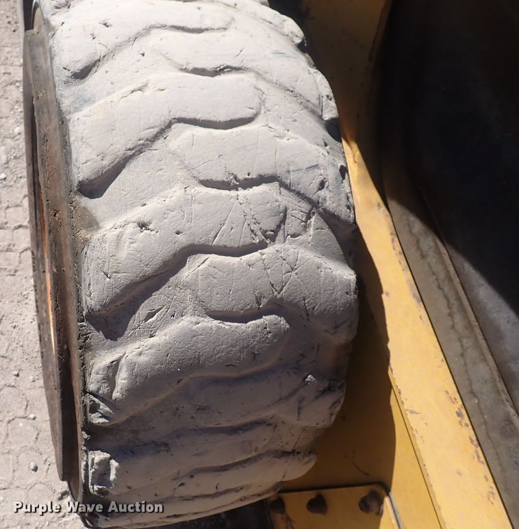 image for item DQ3047 2005 Komatsu 1020T  skid steer loader