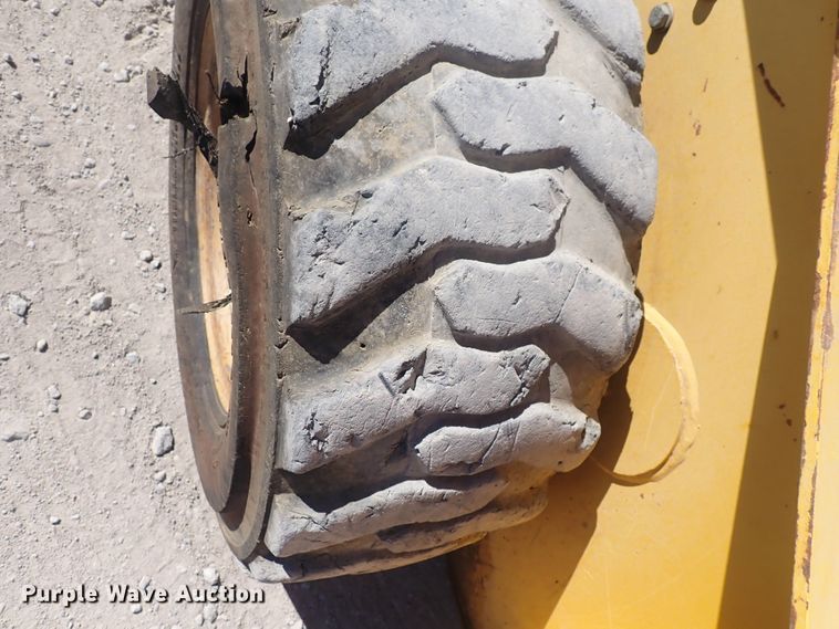 image for item DQ3047 2005 Komatsu 1020T  skid steer loader