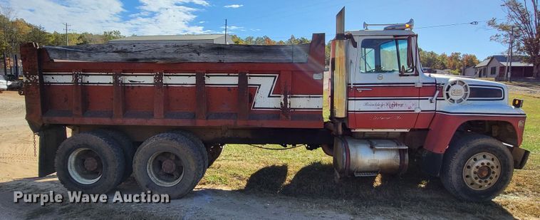 image for item DR0158 1977 Ford 9000  dump truck