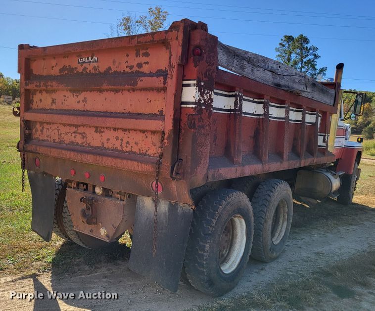 image for item DR0158 1977 Ford 9000  dump truck