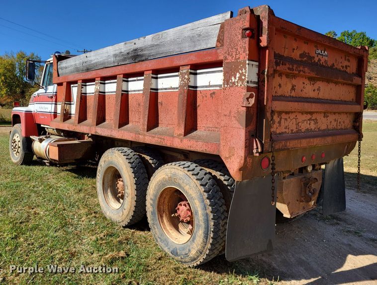 image for item DR0158 1977 Ford 9000  dump truck